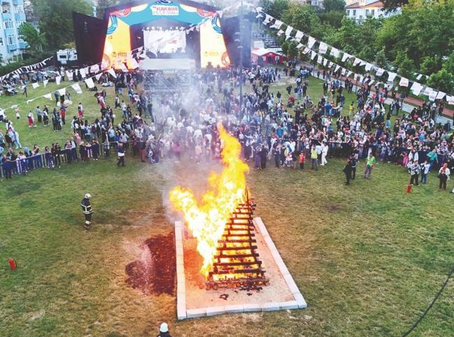 Thracian city celebrates spring with traditional ‘Kakava fire’