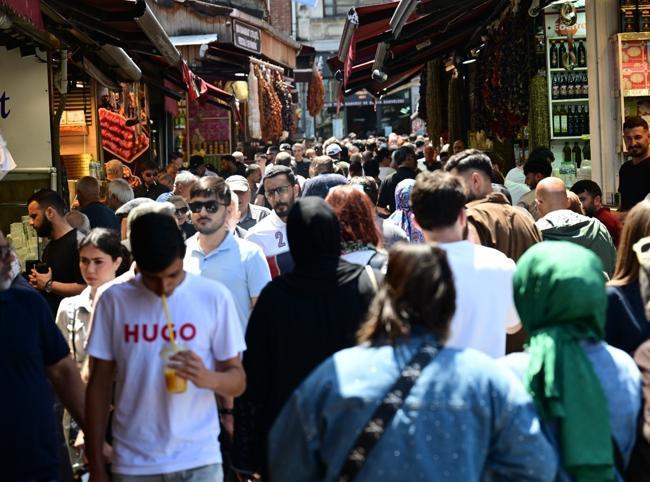 Eid al-Adha rush sweeps Türkiye from bazaars to roads
