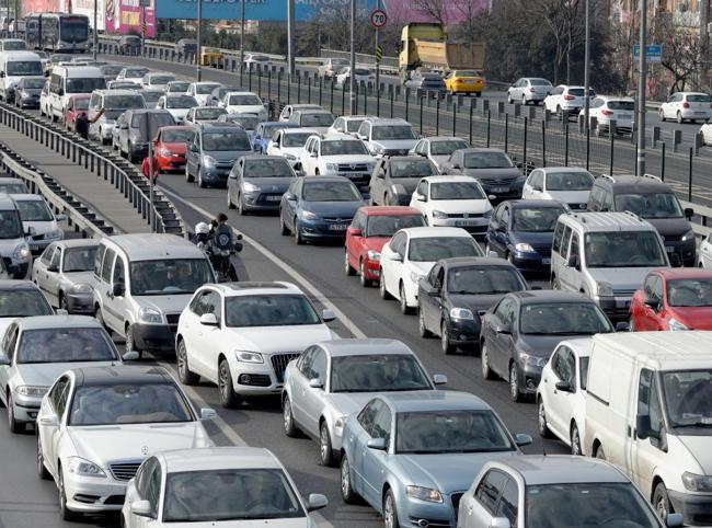 Post-pandemic car surge chokes Istanbul traffic