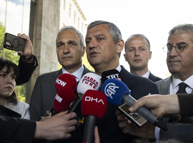 CHP’s Özel launches signature drive for extraordinary convention