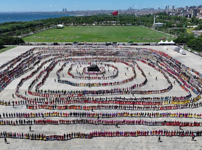 5,000 dancers set Guinness World Record with mass horon performance