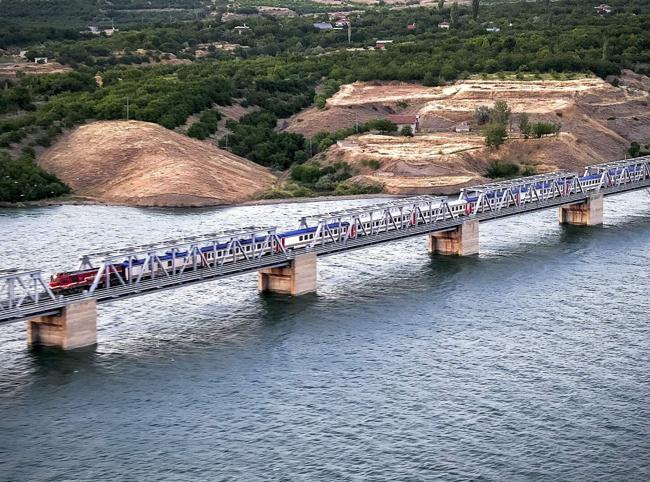 Türkiyes longest railway bridge marks 40 years