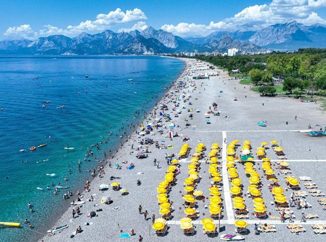 Demostrators take to Bodrum beach amid surge in private beach fees