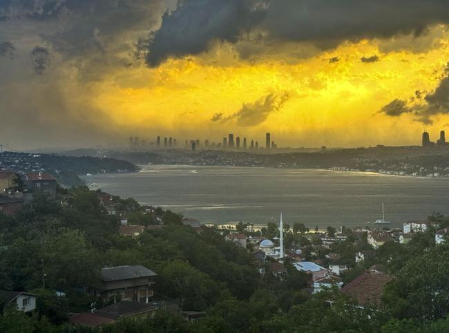 Severe storm hits Istanbul, triggers swimming bans