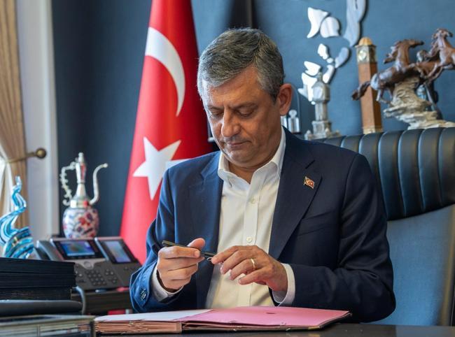 Özel and 90 allies quit CHP, launch New Party