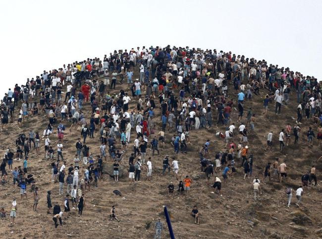 Thousands cross into Spains north Africa enclave in new migrant crisis