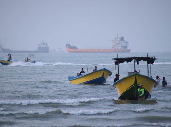Iran says deal with Oman to reopen Hormuz is close