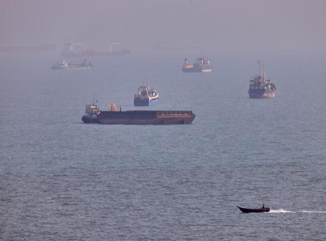 UAE reports tanker strike as Tehran says Hormuz deal with Oman close