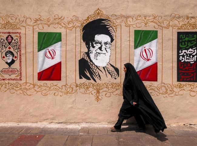 Iran Guards rule out Hormuz reopening without US meeting Tehrans demands