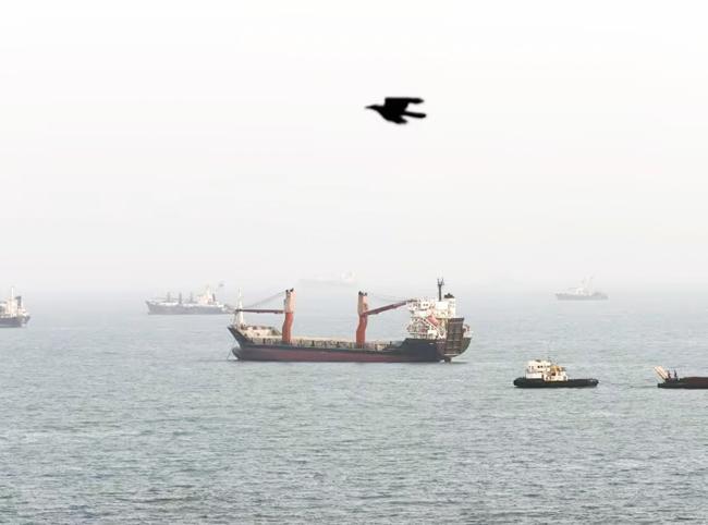 US-Iran ceasefire set to expire as Hormuz tensions persist