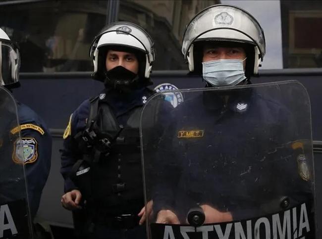 Migrants clash with police in Greece