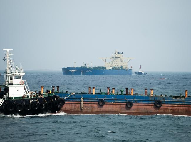 Iran, Oman plan for temporary Hormuz corridor as US impasse persists
