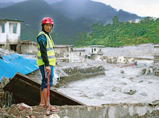 Rescuers dig into tunnel as missing toll from Nepal flood tops 3,000