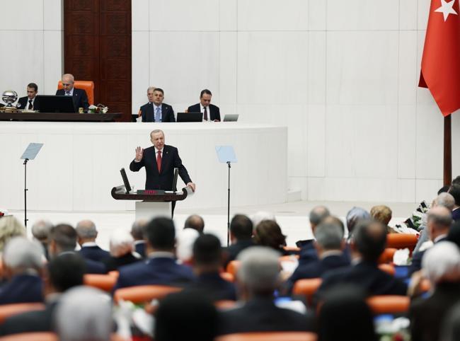 Erdoğan pushes for new charter as parliament reopens