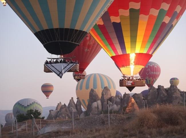Keffiyeh-patterned balloons fly over Cappadocia in call for Gaza peace