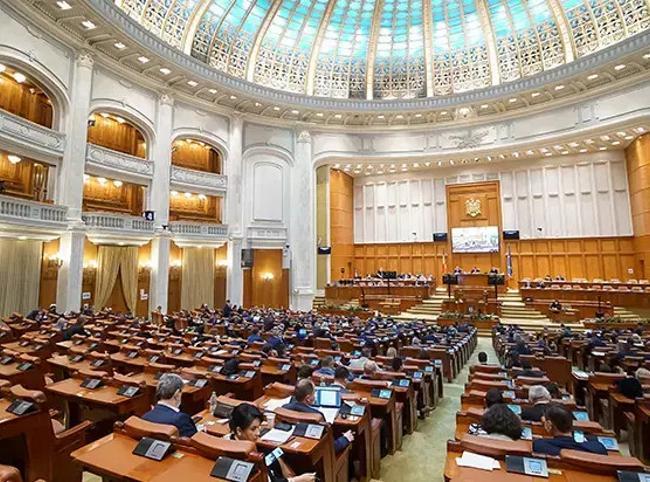 Romanian parliament approves pro-EU govt after months of deadlock