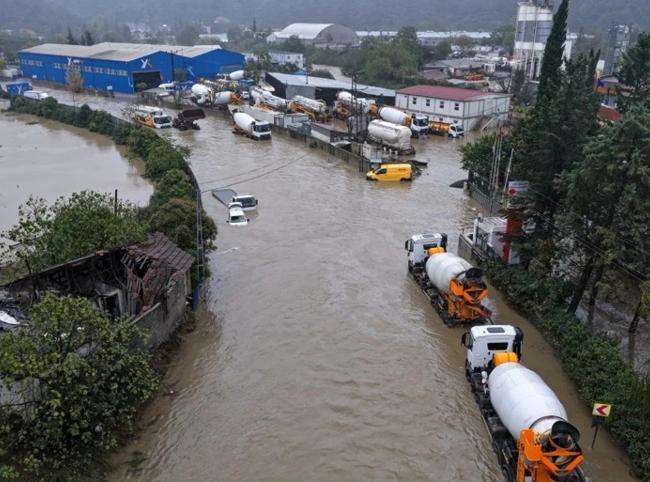 Istanbul flood toll hits seven as search ends