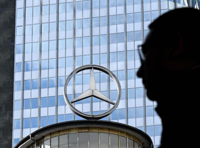 Mercedes cuts profit outlook as China sales fall