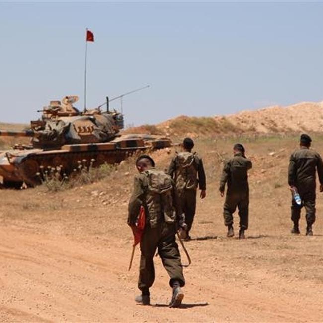Turkish army test drive tanks near Syria border