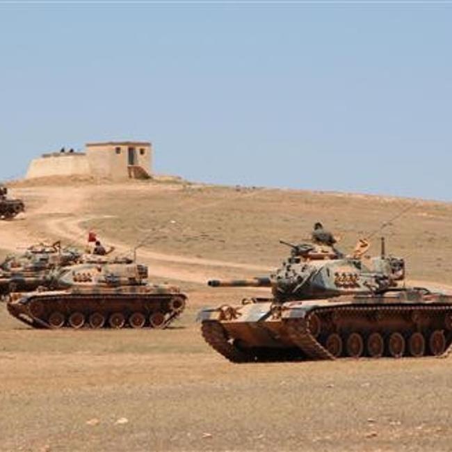 Turkish army test drive tanks near Syria border