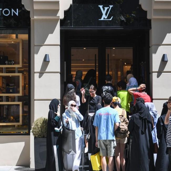 Turkey: Tourists flock to high-end shops - 'Prices are very CHEAP', World, News