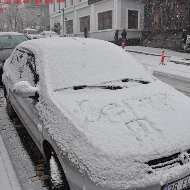 Heavy snow blocks Ankara-Istanbul highway in Turkey