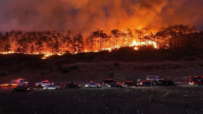 İtfaiyeciler, Bursa Fierce Blaze ile karşı karşıya kalırken yangınları evcilleştirmek için yarışıyor