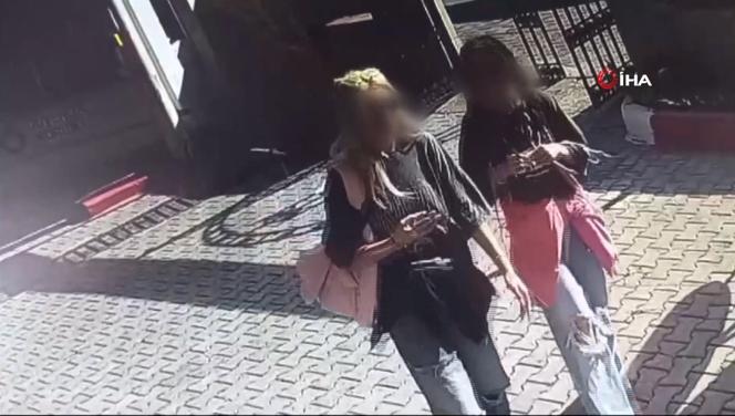 Mezarlıkta yaptıkları paylaşımla tepki çeken kızlar, mezarlığa farklı kıyafetlerle girmişler