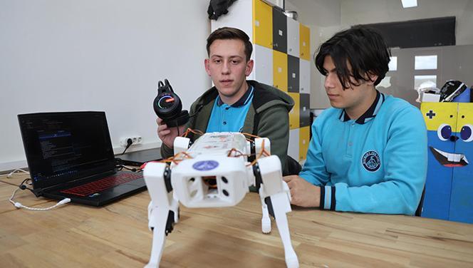 Öğrencilerden görme engellilere ‘robot köpek’