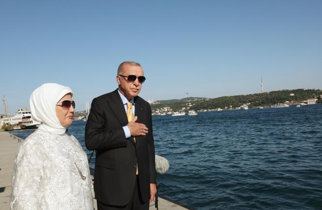 Turkish navy stages parade along Istanbul’s Bosphorus