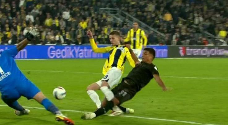 Fenerbahçe - Hatayspor maçındaki tartışmalı pozisyonları Trio ekibi değerlendirdi: Bu kırmızı kart Açık, net penaltıyı göremiyor