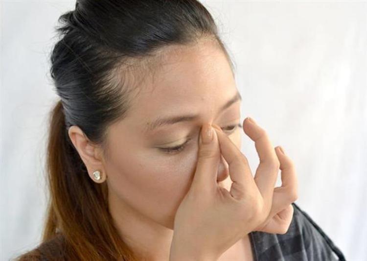 Хватающий нос. Закрытый нос. Чешет нос. Любопытный человек. Хватающий нос.