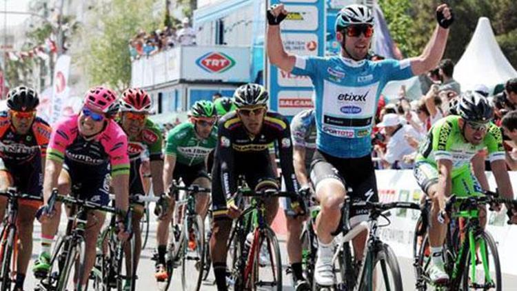 Mark Cavendish: Lastiğim patlamasına rağmen kazandım