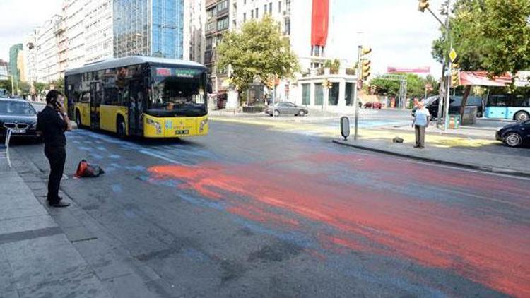 İstanbulun ortasında yolları boyadılar