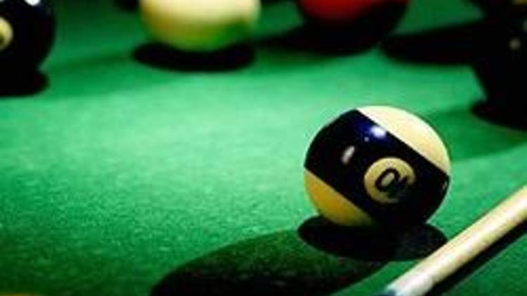 Evde bilardo dersleri alıyorlar