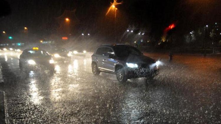 İstanbulda sağanak yağış trafiği felç etti