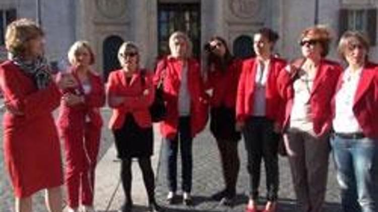 Kırmızılı kadın, İtalyan milletvekillerine esin kaynağı oldu