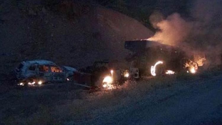 Tunceli’de yol kesen PKK’lılar 3 aracı ateşe verdi