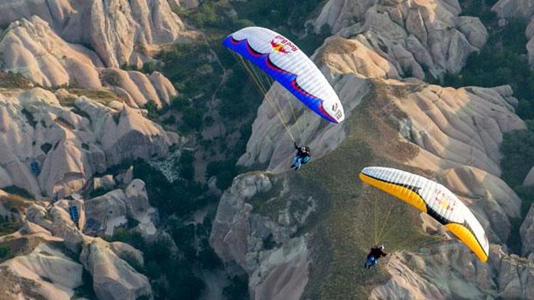 Yamaç paraşütçüleri Kapadokyada dünya rekoru kırarken yan balonda yaşananlar