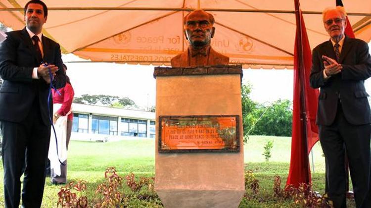 Barış Üniversitesi’nin Atatürk büstü yenilendi