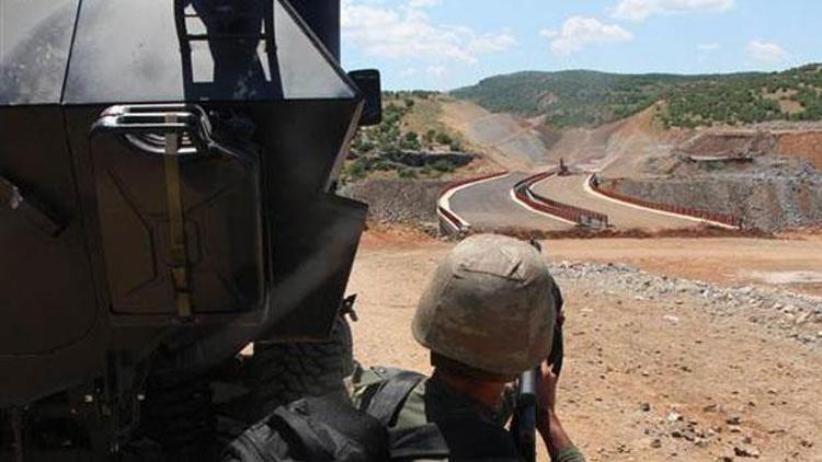 Diyarbakır-Bingöl karayolunda göstericilere Jandarma müdahalesi