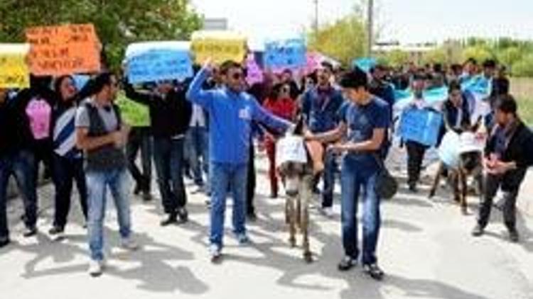 Üniversitelilerden eşekli ulaşım zammı protestosu