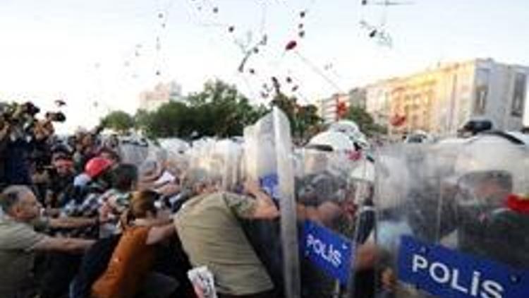 Taksimdeki karanfilli protestoya müdahale dünya basınında