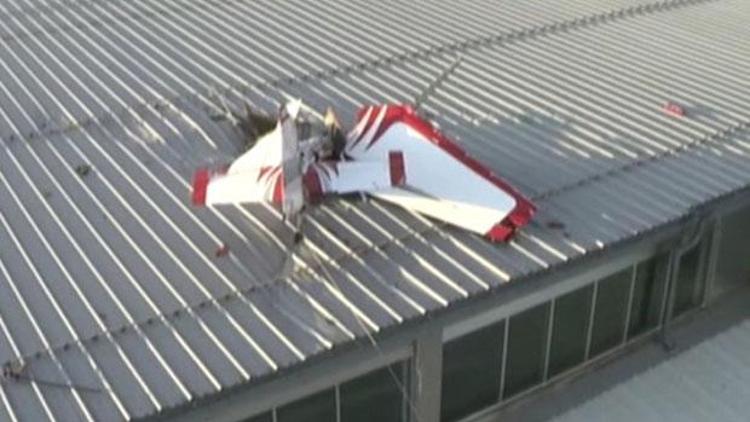 Çatıya düşen uçağın pilotu öldü