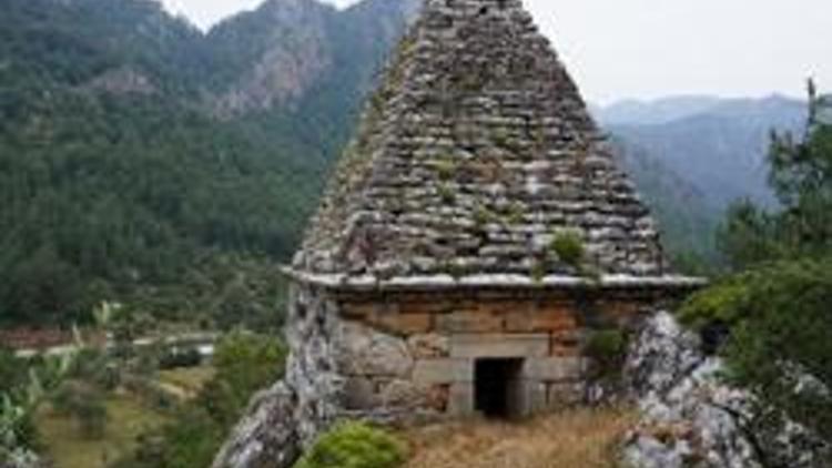Köylünün türbe sandığı piramit mezar çıktı