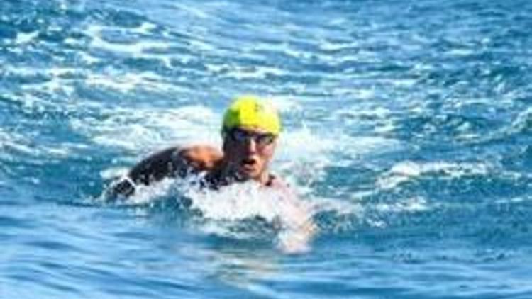 Türk yüzücü İstanbul Boğazında rekor kırdı