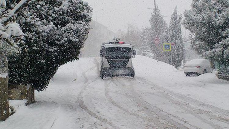 TOMA bu kez karla kaplı yol açtı