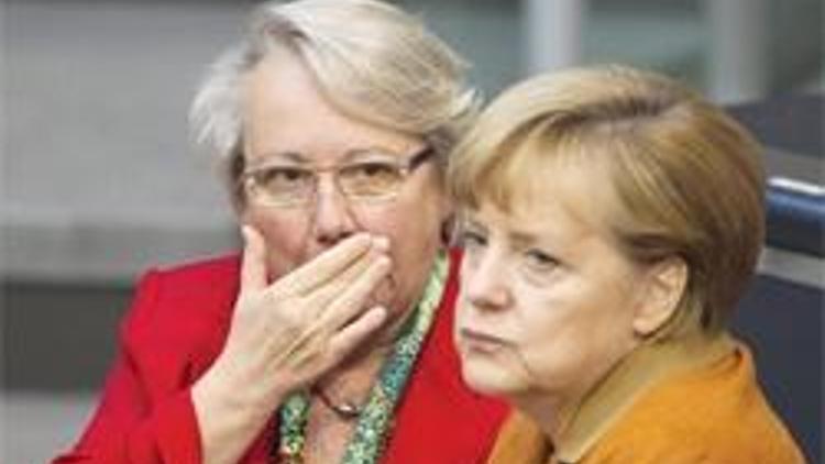 Merkel’in bakanının ‘Dr.’ unvanına iptal