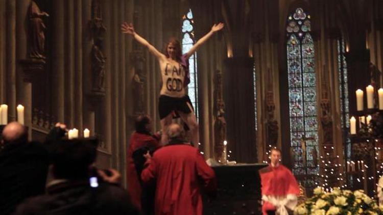 FEMEN Kölnde Noel ayinini bastı