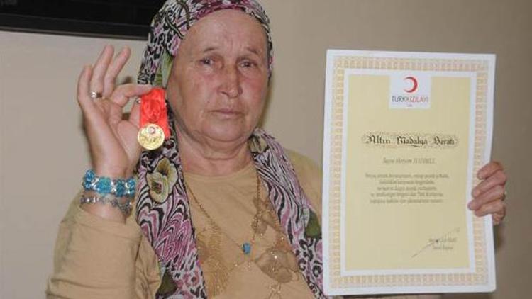 74 yaşındaki kadın yakınlarına kızdı servetini kızılaya bağışladı